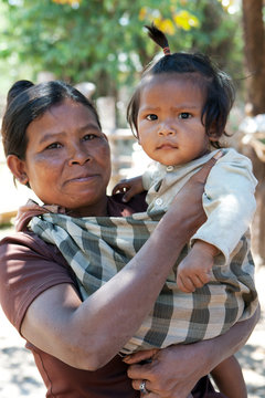 Asiatische Frau mit Kind
