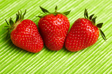 Drei rote Erdbeeren