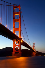 Golden Gate Bridge in de schemering, San Francisco, Californië