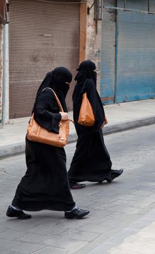 Frauen mit Burka