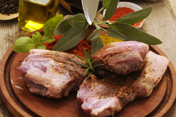 Carne cruda con erbe e spezie