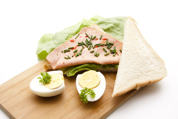Sandwich mit Wurst und Ei