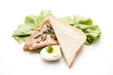 Toastbrot mit Ei und Wurst