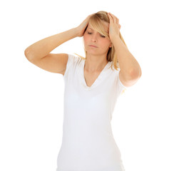 Attraktive junge Frau klagt über Kopfschmerzen