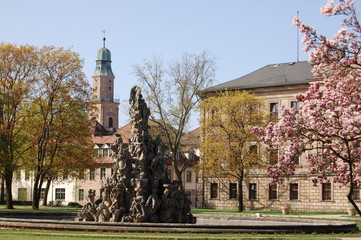 Hugenottenbrunnen und Schloss Erlangen
