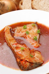 Karpfen Fischsuppe in einem tiefen Porzellanteller