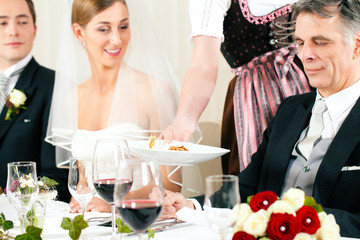 Hochzeitsgesellschaft beim Hochzeitsmahl