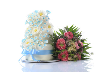Obraz na płótnie Canvas Wedding cake with flower bouquet