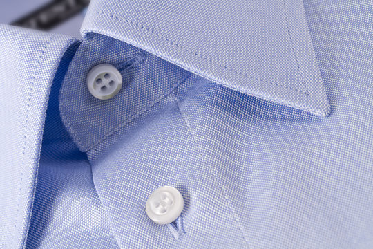 camicia azzurra abbottonata