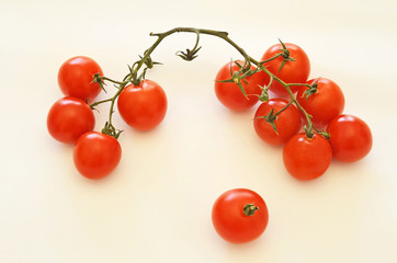 pomodorini su sfondo chiaro