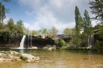 Fototapeta na wymiar Cascada de Pedrosa de Tobalina, Burgos, España