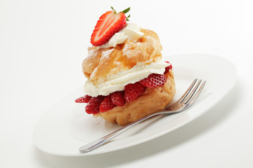 Windbeutel mit Erdbeeren und Sahne