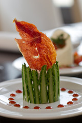 grüner Spargel mit Schinken