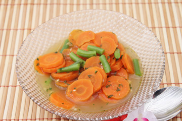 Möhrensuppe mit Bohnen