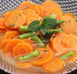 Möhrensuppe mit Bohnen