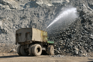 Obraz premium The hydromonitor waters a dredge face