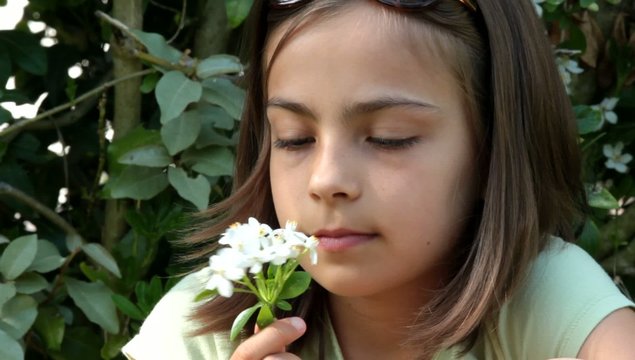 sentir des fleurs blanches
