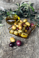 tris di olive con vaschetta e olio
