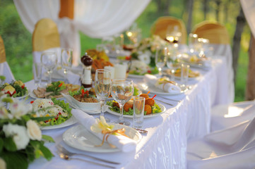 accent of wineglasses on the table
