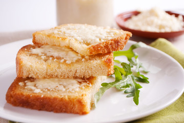 Bread with cottage cheese