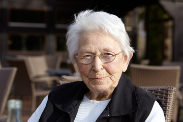 Nette alte Dame Portrait im Cafe 5