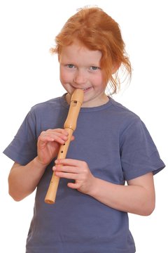 Rothaariges M&auml;dchen spielt Fl&ouml;te