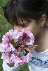 Obraz na płótnie Canvas Dziewczyna pachnące różowe kwiaty