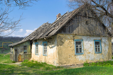 Fototapeta na wymiar Stary dom iłowce umierający w ukraińskiej wsi.