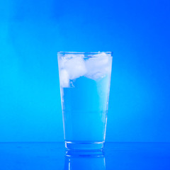 glass wasser mit eis