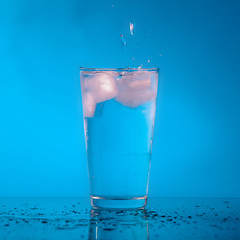 glass wasser mit eis