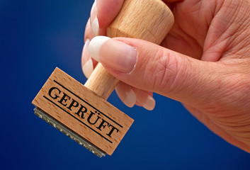 Geprüft Stempel mit Hand