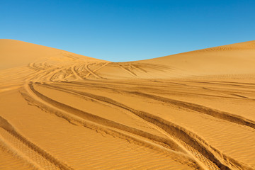 Fototapeta na wymiar Opony Car Tracks na pustyni