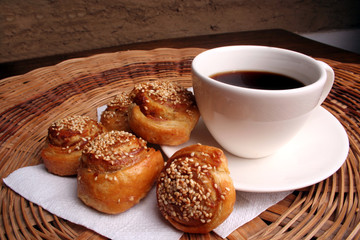 'Knishes' pasacbocas acompañados de una taza de cafe