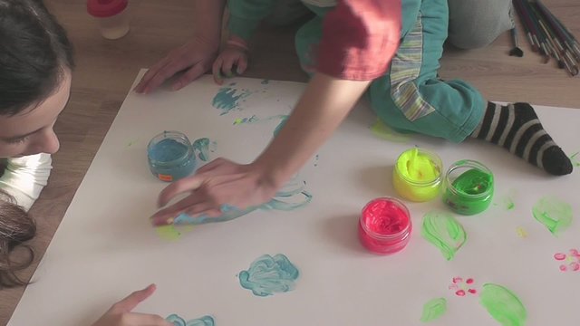 дети рисуют пальчиковыми красками