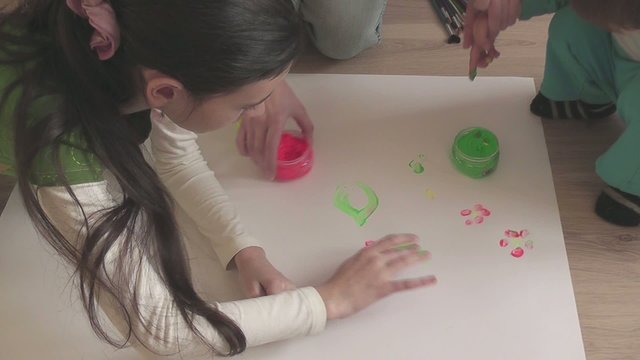 дети рисуют пальчиковыми красками