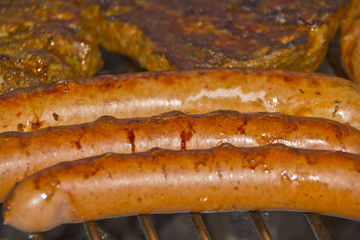 Wurst und Grillsteak auf Grill