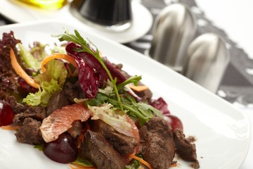 Beef with grapefruit and rucola salad