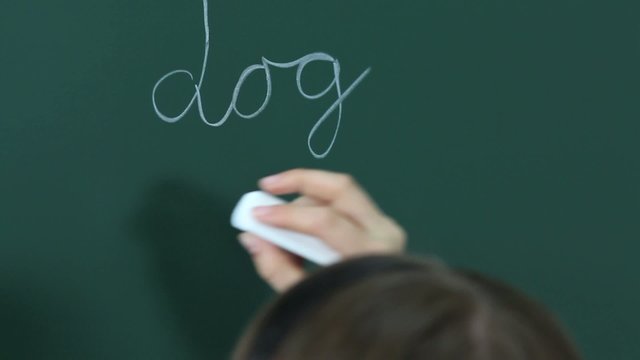 schulkind schreibt englische vokabeln