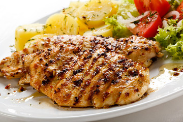 Grilled chicken fillets and vegetables