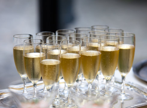 plateau de flutes de champagne