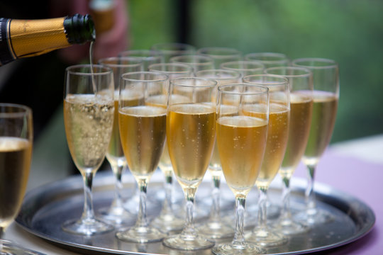 plateau de flutes de champagne