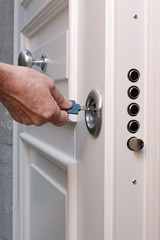 main ouvrant porte blindée