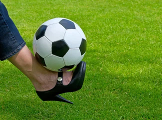 Crédence de cuisine en verre imprimé Foot Femme et football - Football pour dames