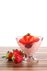 Frisches Eis mit Erdbeeren