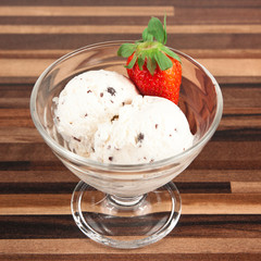 Stracciatella-Eis mit Erdbeeren