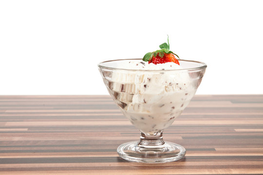 Stracciatella-Eis mit Erdbeeren