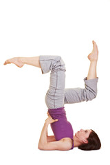 Gelenkige Frau beim Fitness