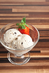 Stracciatella-Eis mit Erdbeeren