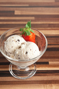 Stracciatella-Eis mit Erdbeeren