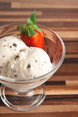Stracciatella-Eis mit Erdbeeren